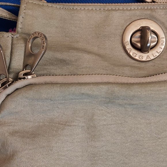 Baggallini Women’s Day-to-Day Crossbody Bag (Silver/light Grey Tone Color) - Picture 4 of 16